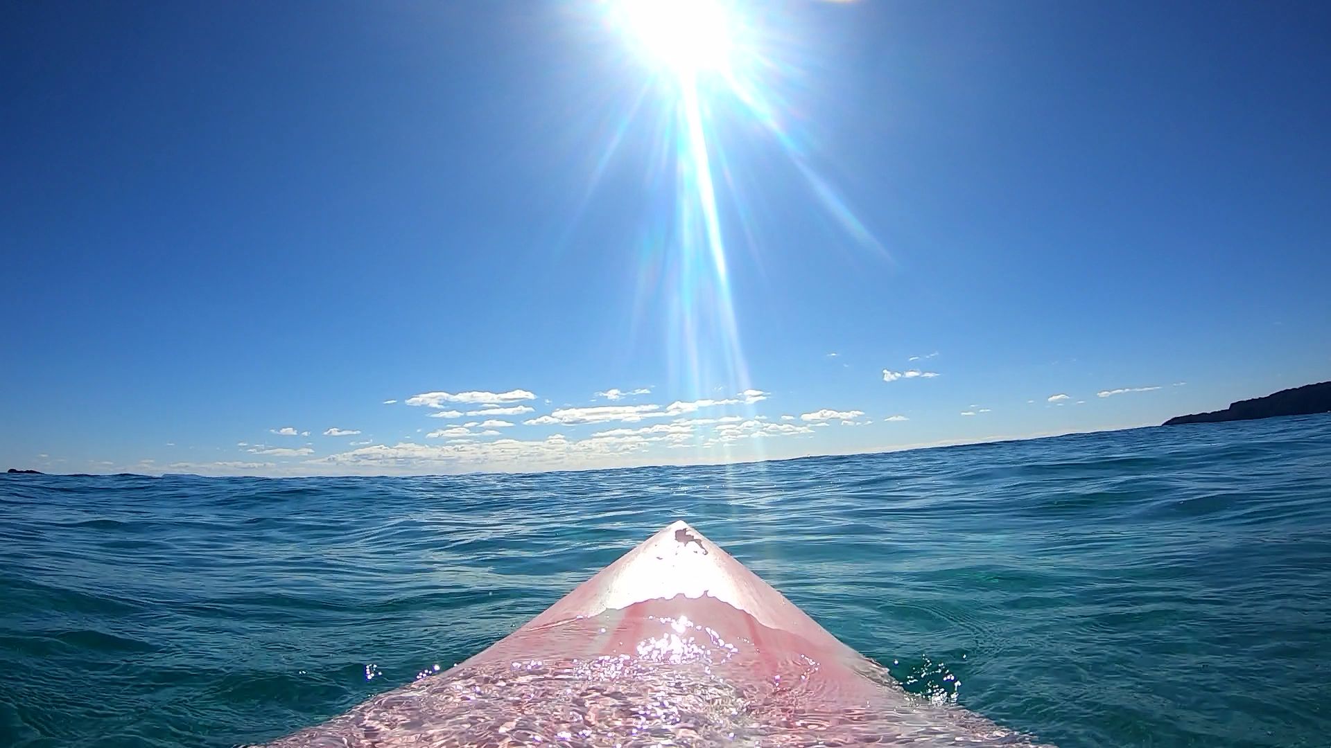 朝日とピンクのサーフボードがきらめくLuminakuaの海の写真