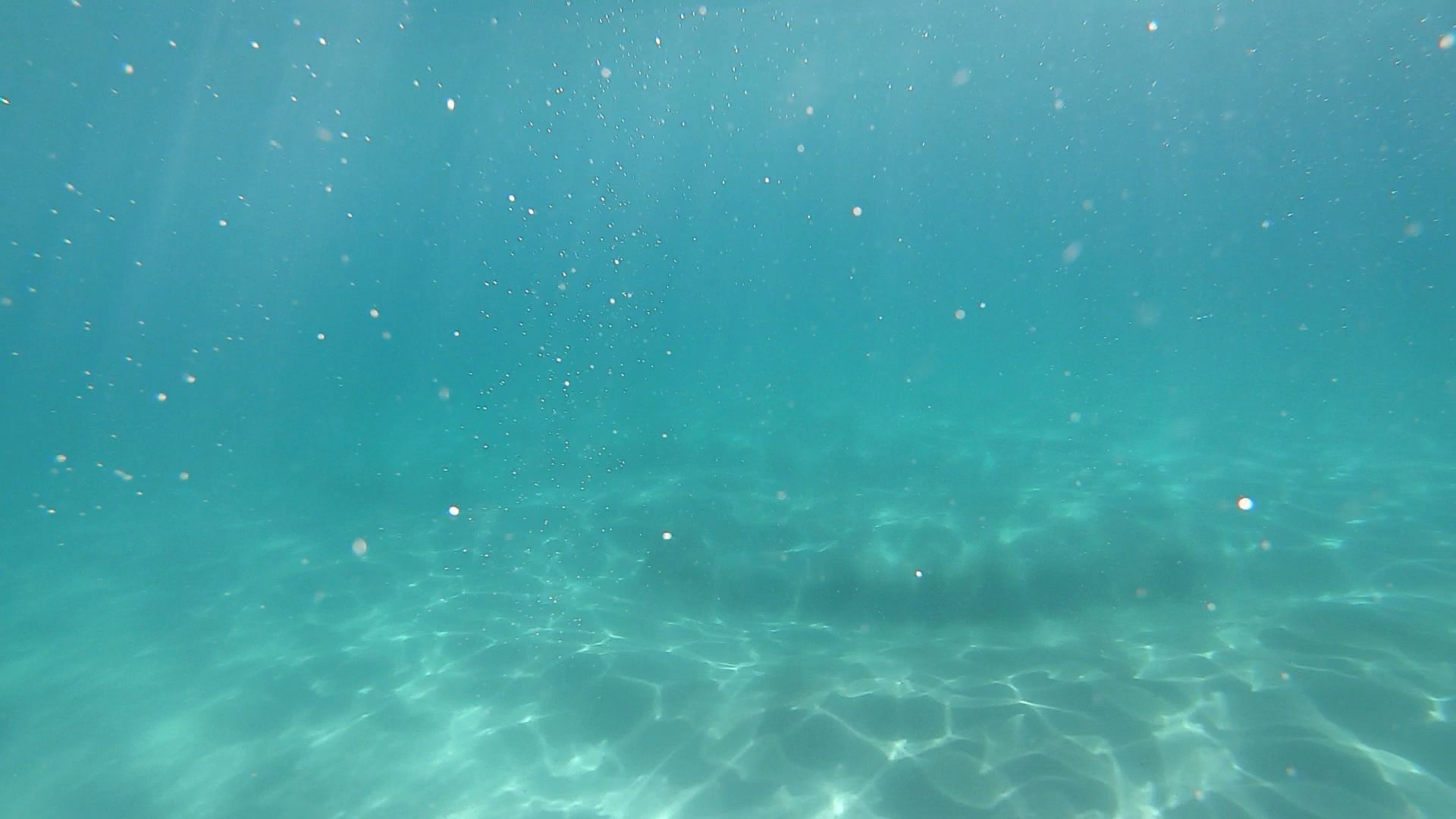 透明感のある海と優しい光のきらめきの写真（Luminakuaの世界観）